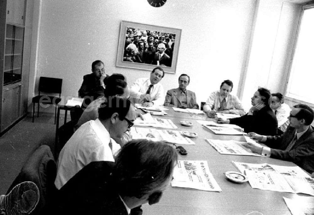 GDR photo archive: Berlin - April 1973 Redaktionskonferenz mit Gen. Hermann für das Pressefest.