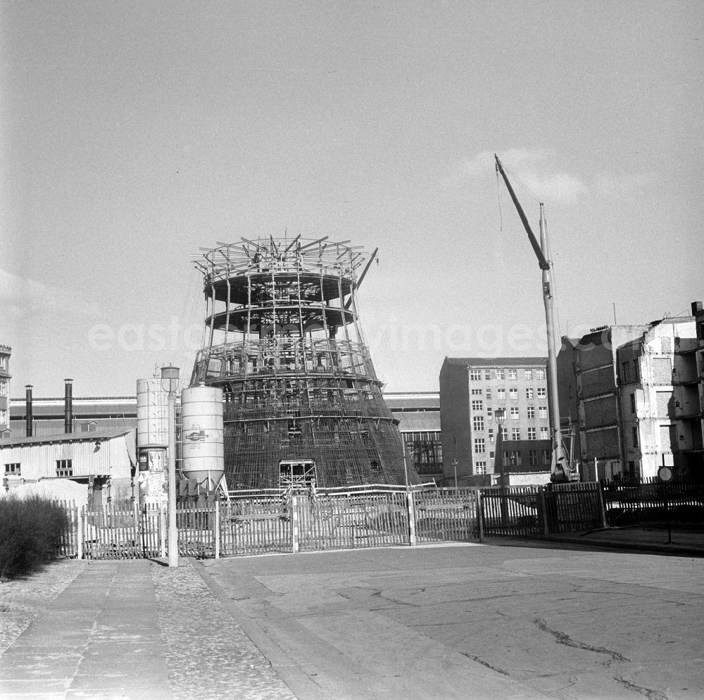 GDR picture archive: Berlin - Mitte - Work on the foundation began in 1965. Then a 2
