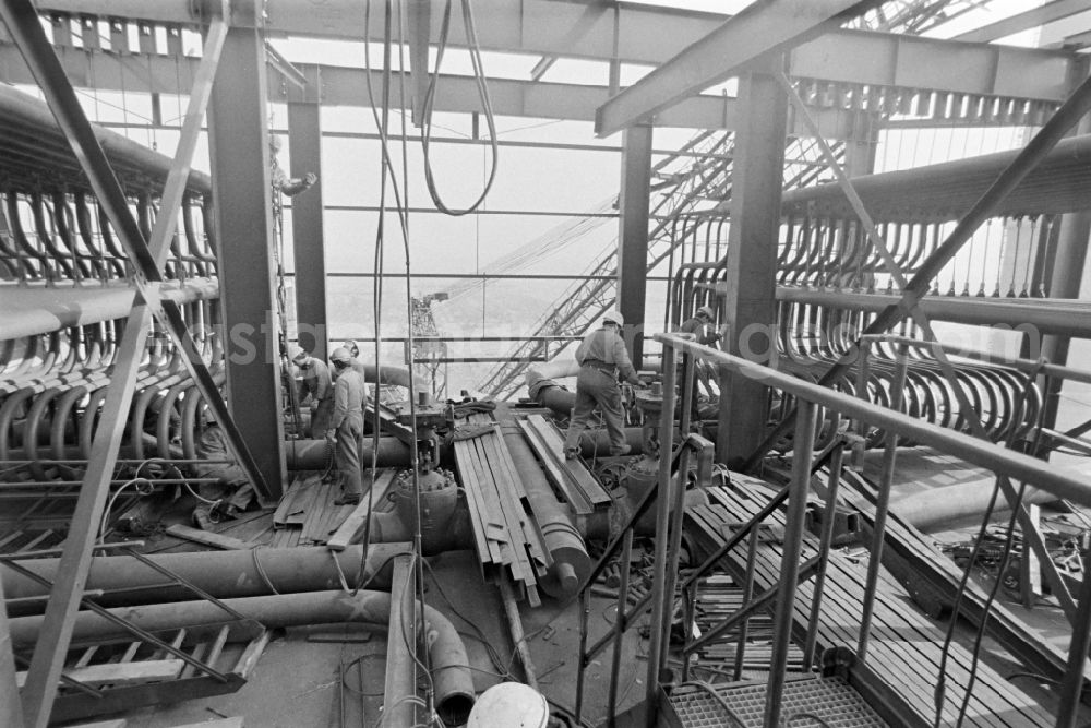 GDR image archive: Boxberg/Oberlausitz - Workers of a brigade in the power station Boxberg in Boxberg/Oberlausitz in the state Saxony on the territory of the former GDR, German Democratic Republic