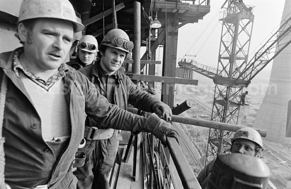 GDR photo archive: Boxberg/Oberlausitz - Workers of a brigade in the power station Boxberg in Boxberg/Oberlausitz in the state Saxony on the territory of the former GDR, German Democratic Republic