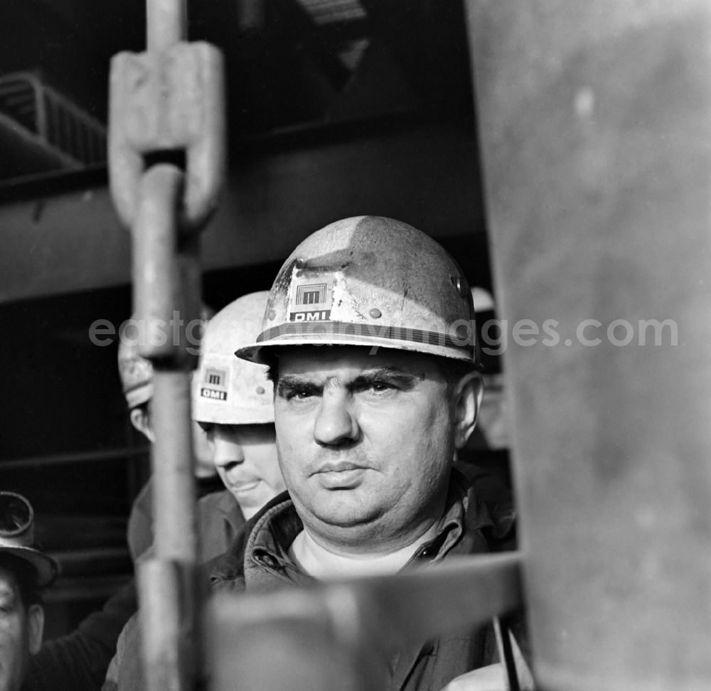 GDR photo archive: Boxberg/Oberlausitz - Workers of a brigade in the power station Boxberg in Boxberg/Oberlausitz in the state Saxony on the territory of the former GDR, German Democratic Republic