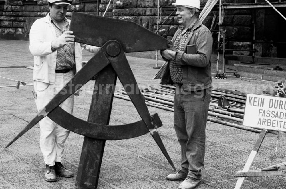 Berlin-Mitte: Arbeiter demontieren das Arbeitersymbol - Abbau des DDR-Emblemes am berliner Stadthaus - dem damaligen Sitz des Magistrates der Hauptstadt der DDR.