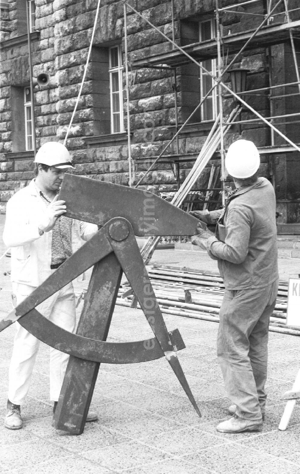 GDR image archive: Berlin - Dismantling of the GDR symbol, consisting of a hammer and compass, from the facade of the Berliner Stadthaus (Former Council of Ministers of the GDR) in Berlin-Mitte, the former capital of the GDR, German Democratic Republic
