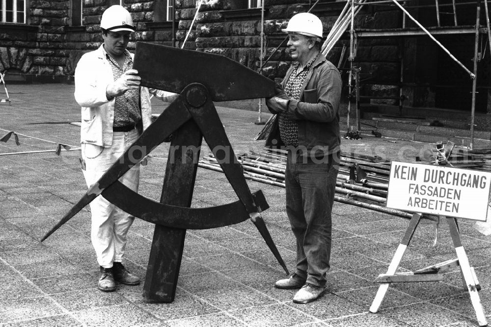 GDR picture archive: Berlin - Dismantling of the GDR symbol, consisting of a hammer and compass, from the facade of the Berliner Stadthaus (Former Council of Ministers of the GDR) in Berlin-Mitte, the former capital of the GDR, German Democratic Republic
