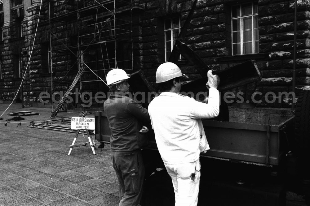 GDR image archive: Berlin - Dismantling of the GDR symbol, consisting of a hammer and compass, from the facade of the Berliner Stadthaus (Former Council of Ministers of the GDR) in Berlin-Mitte, the former capital of the GDR, German Democratic Republic