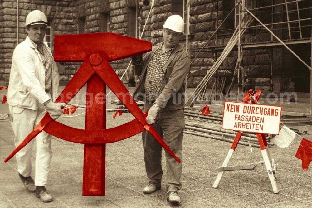 Berlin: Colored: Dismantling of the GDR symbol, consisting of a hammer and compass, from the facade of the Berliner Stadthaus (Former Council of Ministers of the GDR) in Berlin-Mitte, the former capital of the GDR, German Democratic Republic