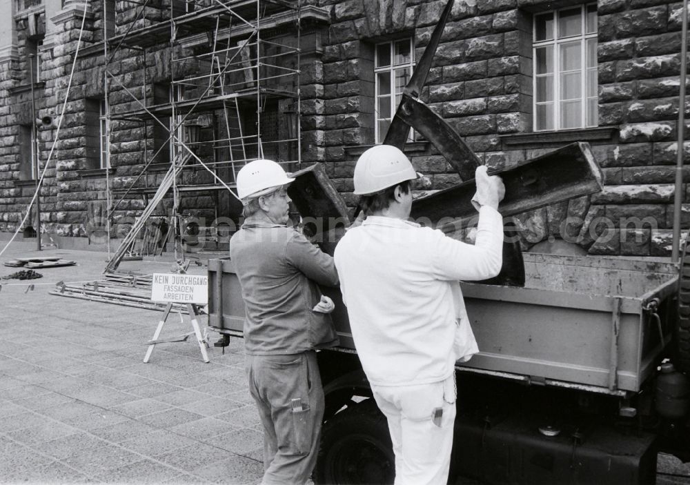 Berlin: Workers remove the worker symbol at the Berliner Stadthaus of the former capital of the GDR, German Democratic Republic