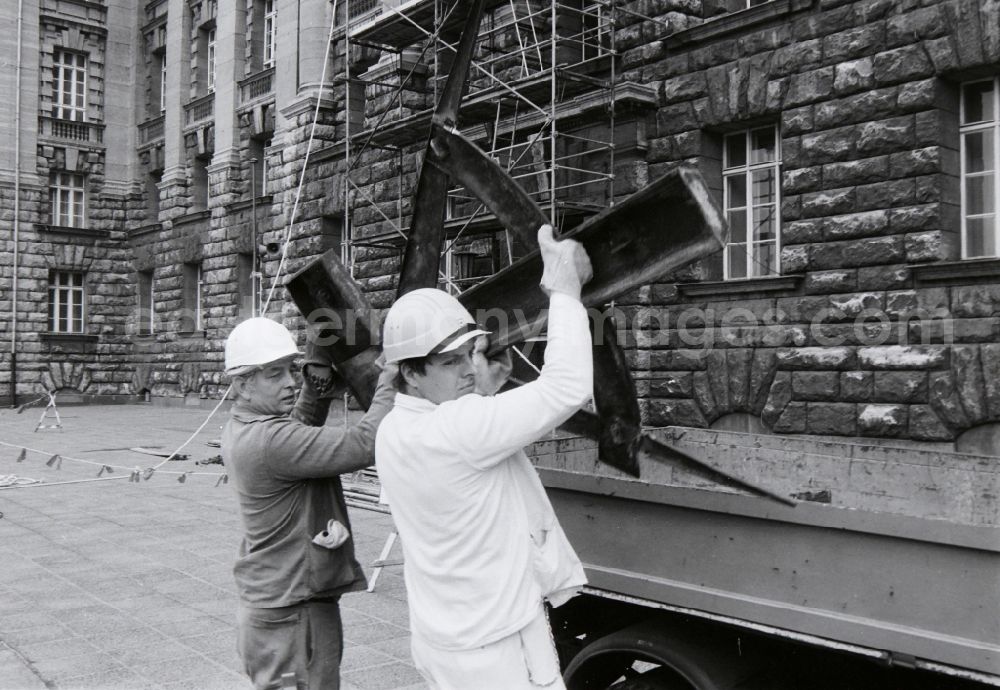 GDR image archive: Berlin - Workers remove the worker symbol at the Berliner Stadthaus of the former capital of the GDR, German Democratic Republic