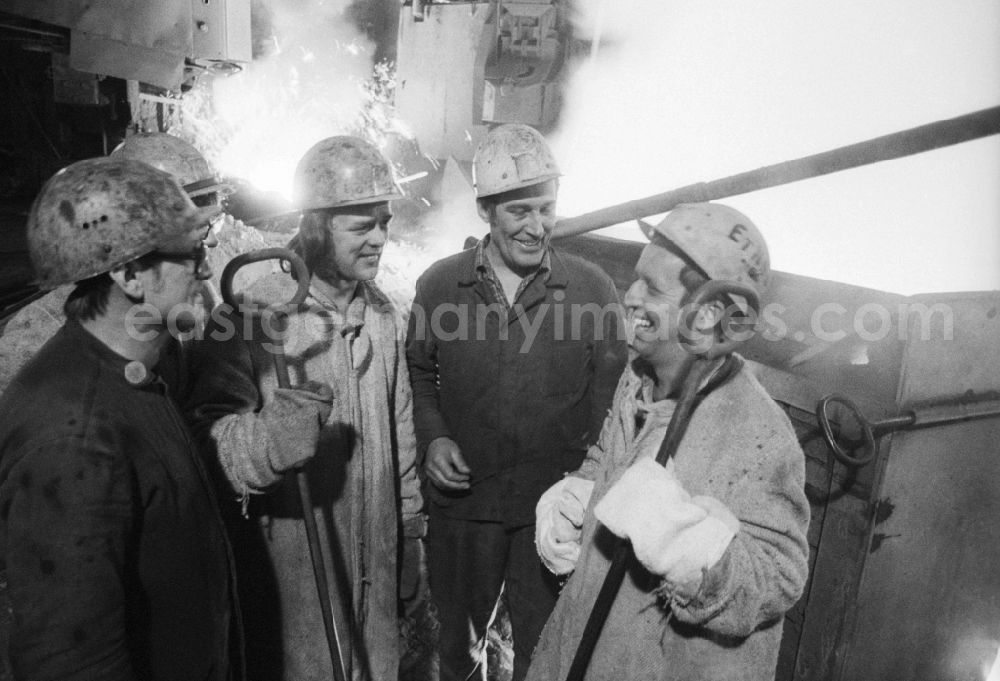 GDR picture archive: Eisenhüttenstadt - Workers talking in Eisenhuetten combine East (EKO) Eisenhuettenstadt