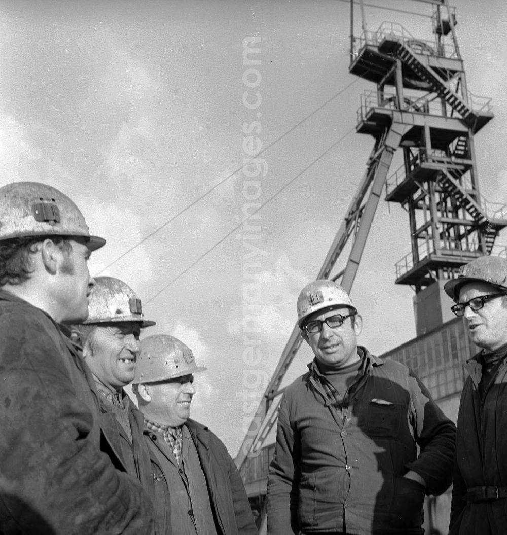 Annaberg-Buchholz: Worker with helmet on the area the mining tin pit Frohnauer hammer in Anna's mountain book wood in the federal state Saxony in the area of the former GDR, German democratic republic