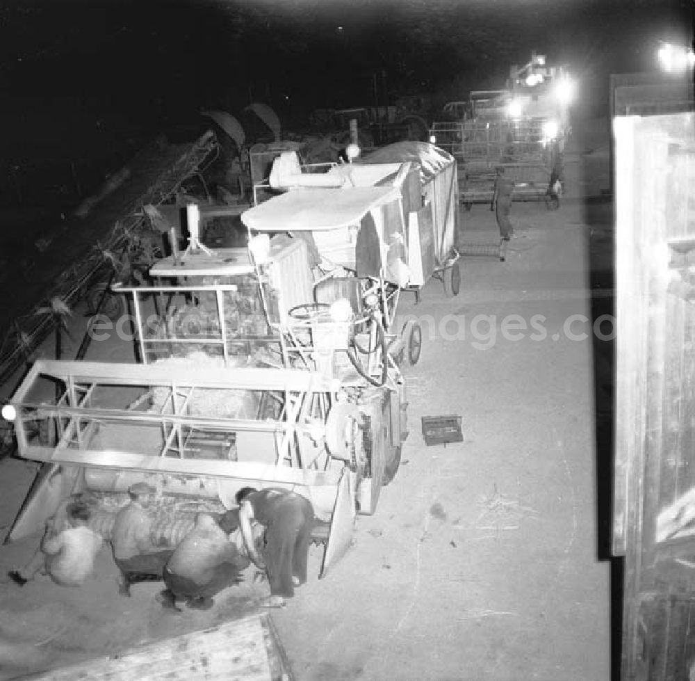 GDR image archive: Kreis Seelow - Nachtaufnahme: Arbeiter der LPG Karl Marx reparieren Trecker / Traktoren.