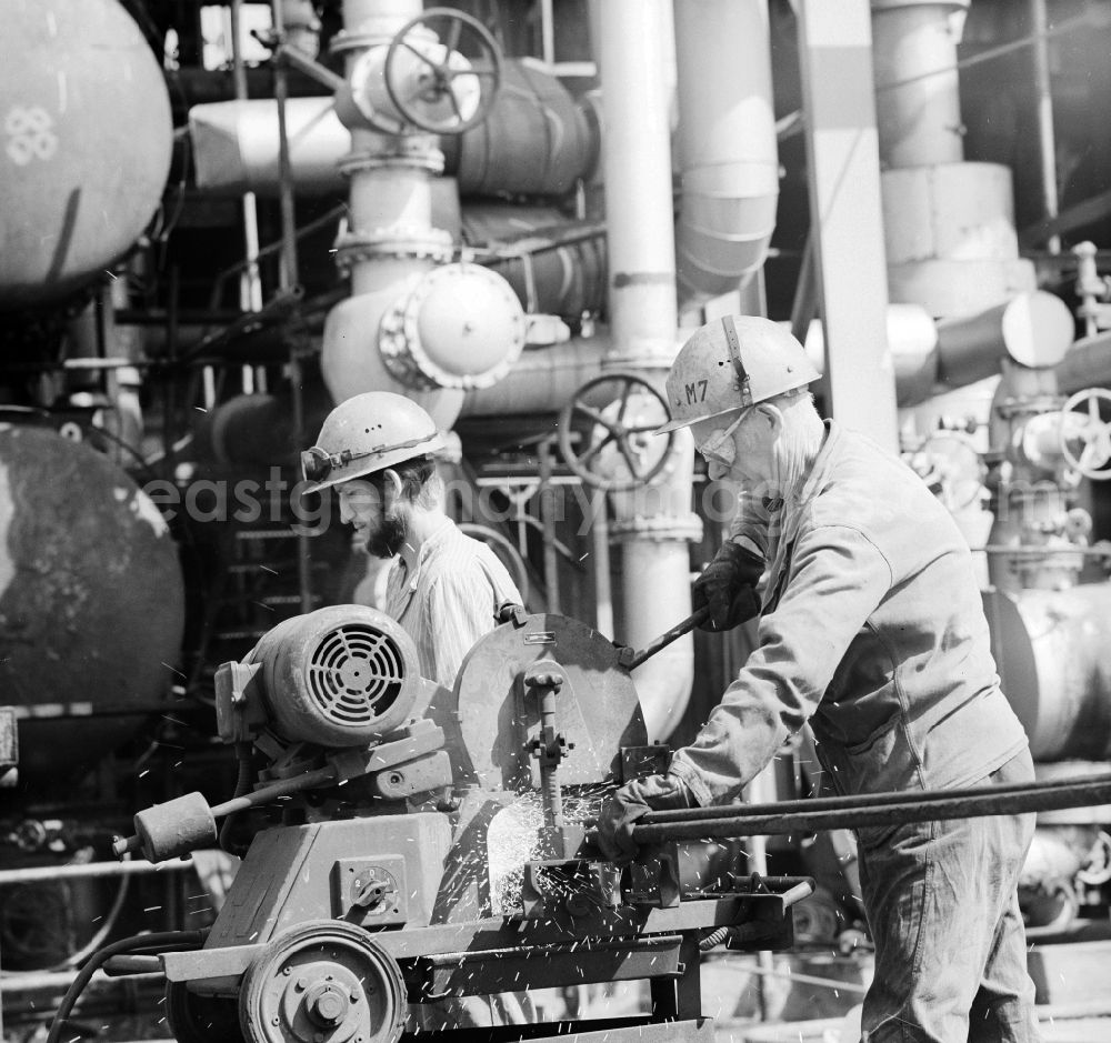 GDR picture archive: Leuna - Worker, Technical equipment and means of production of VEB Leuna-Werke Walter Ulbricht in Leuna in the state of Saxony-Anhalt in the area of the former GDR, German Democratic Republic. Here the complex of Leuna II