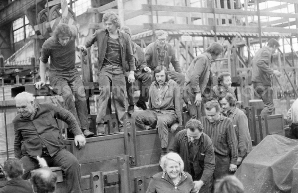 GDR photo archive: Berlin - Group picture of workers in the transformer plant Oberschoeneweide in Berlin Eastberlin on the territory of the former GDR, German Democratic Republic