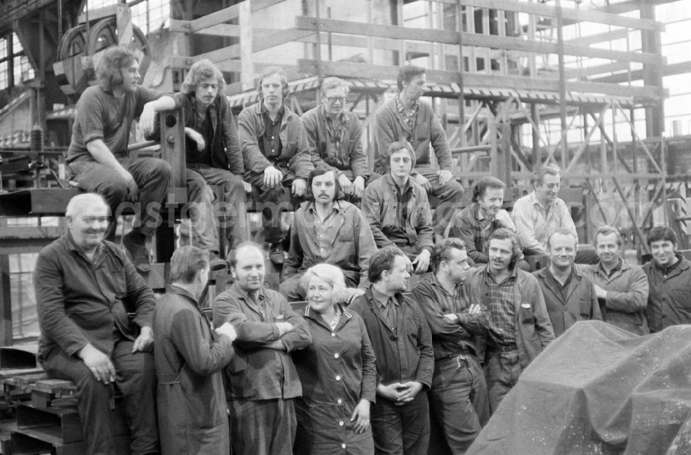 GDR picture archive: Berlin - Group picture of workers in the transformer plant Oberschoeneweide in Berlin Eastberlin on the territory of the former GDR, German Democratic Republic