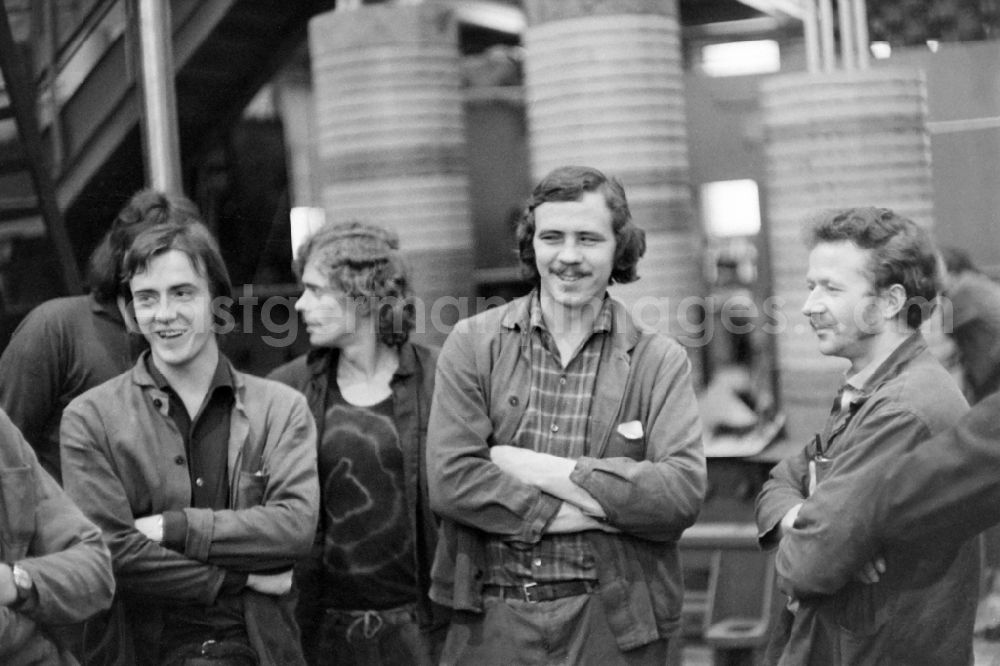 Berlin: Group picture of workers in the transformer plant Oberschoeneweide in Berlin Eastberlin on the territory of the former GDR, German Democratic Republic