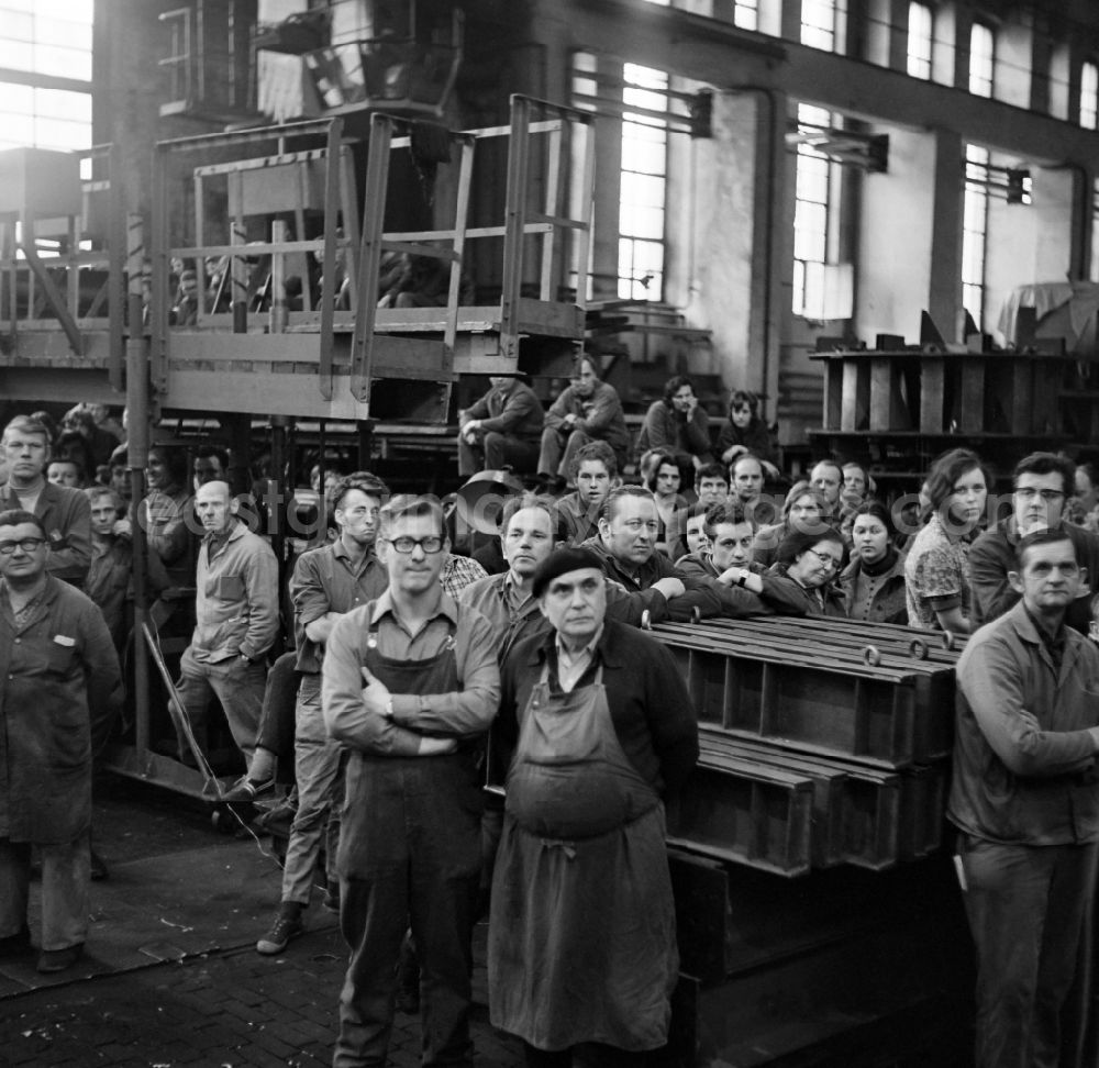 GDR image archive: Berlin - Group picture of workers in the transformer plant Oberschoeneweide in Berlin Eastberlin on the territory of the former GDR, German Democratic Republic