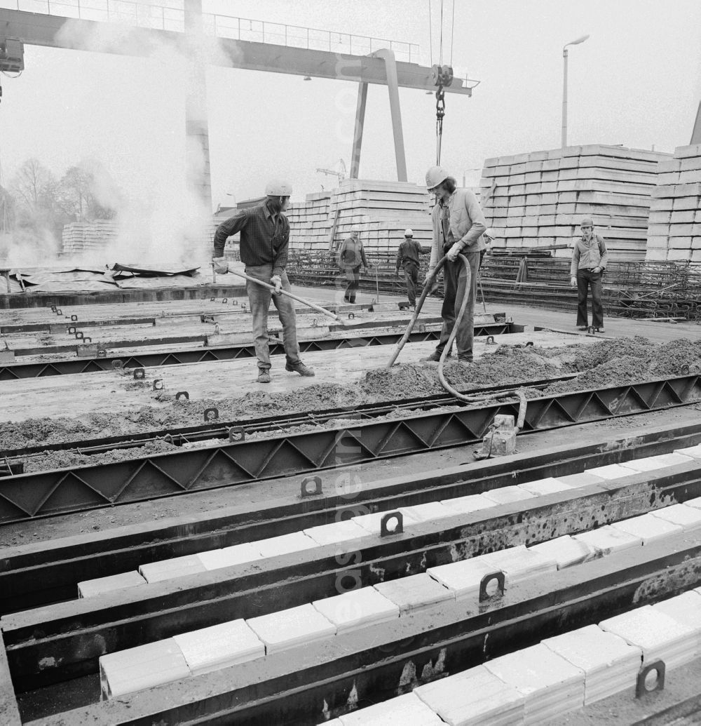 GDR picture archive: Berlin - Workers at VEB concrete factory Dr. Richard Sorge Grunau in Berlin, the former capital of the GDR, the German Democratic Republic