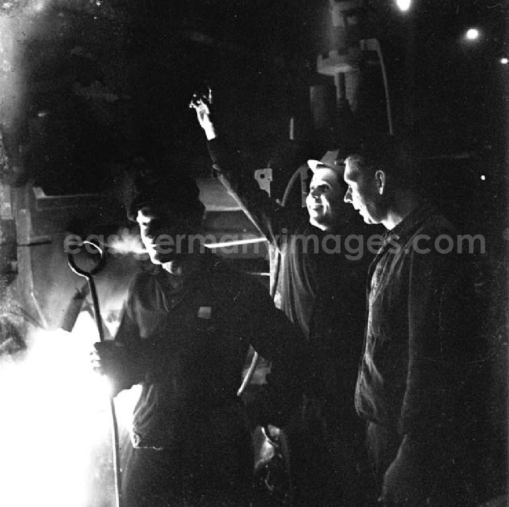 GDR photo archive: Finow - Arbeiter stehen zusammen an Stranggießanlage im VEB Walzwerk Finow.