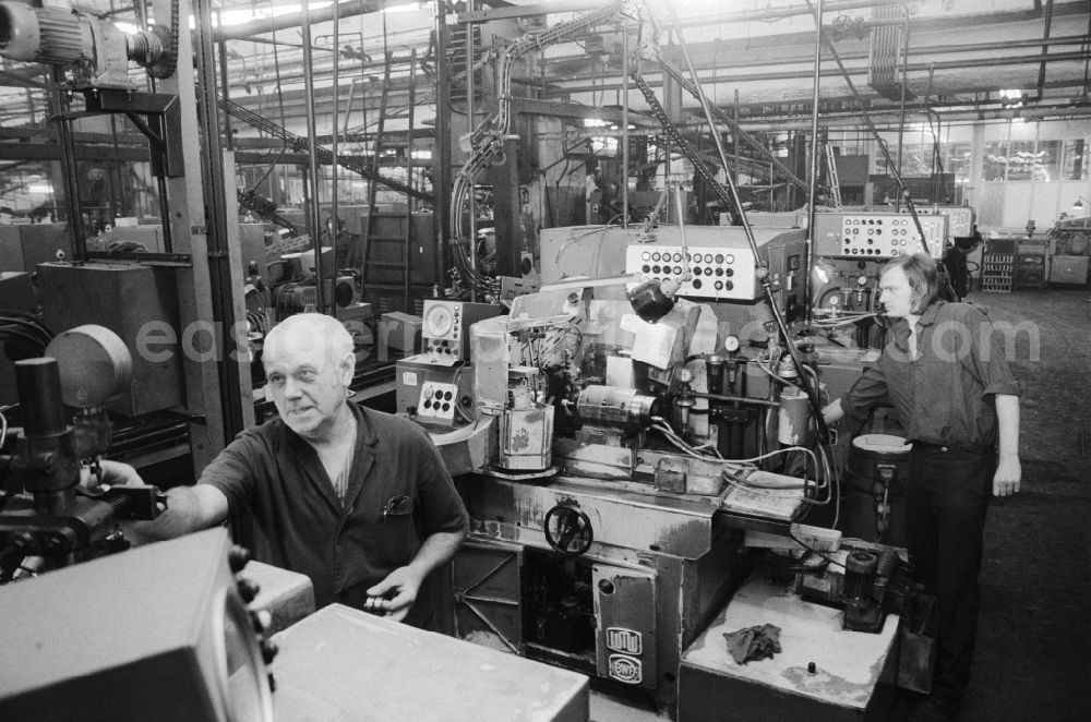 GDR picture archive: Berlin - Workers at VEB Rolling Factory Josef Orlopp in Lichtenberg in Berlin, the former capital of the GDR, the German Democratic Republic. Following a privatization by the Treuhand agency, the bearings production was discontinued in 1992