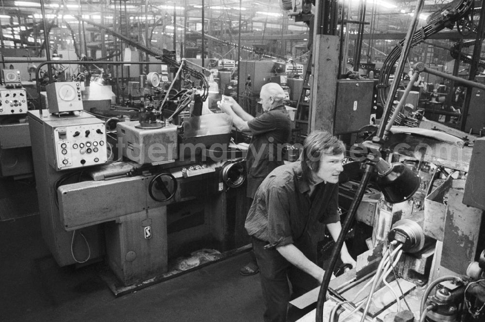 Berlin: Workers at VEB Rolling Factory Josef Orlopp in Lichtenberg in Berlin, the former capital of the GDR, the German Democratic Republic. Following a privatization by the Treuhand agency, the bearings production was discontinued in 1992