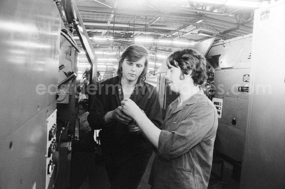 GDR photo archive: Berlin - Workers at VEB Rolling Factory Josef Orlopp in Lichtenberg in Berlin, the former capital of the GDR, the German Democratic Republic. Following a privatization by the Treuhand agency, the bearings production was discontinued in 1992