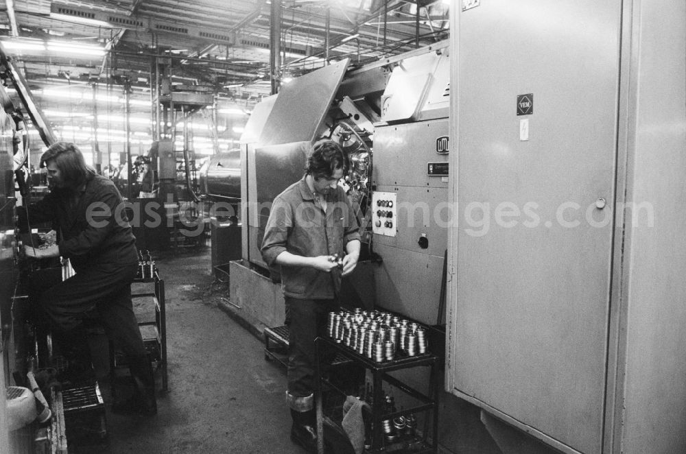 GDR picture archive: Berlin - Workers at VEB Rolling Factory Josef Orlopp in Lichtenberg in Berlin, the former capital of the GDR, the German Democratic Republic. Following a privatization by the Treuhand agency, the bearings production was discontinued in 1992