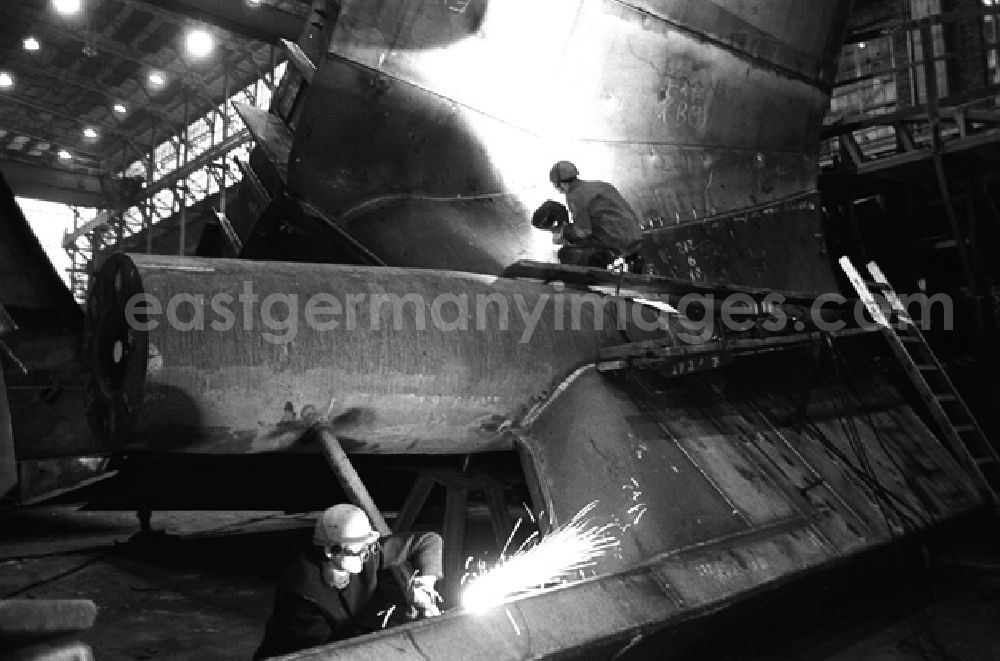 GDR photo archive: Stralsund - Arbeiter in der Volkswerft Stralsund bei Schweissarbeiten / beim schweissen beschäftigt.