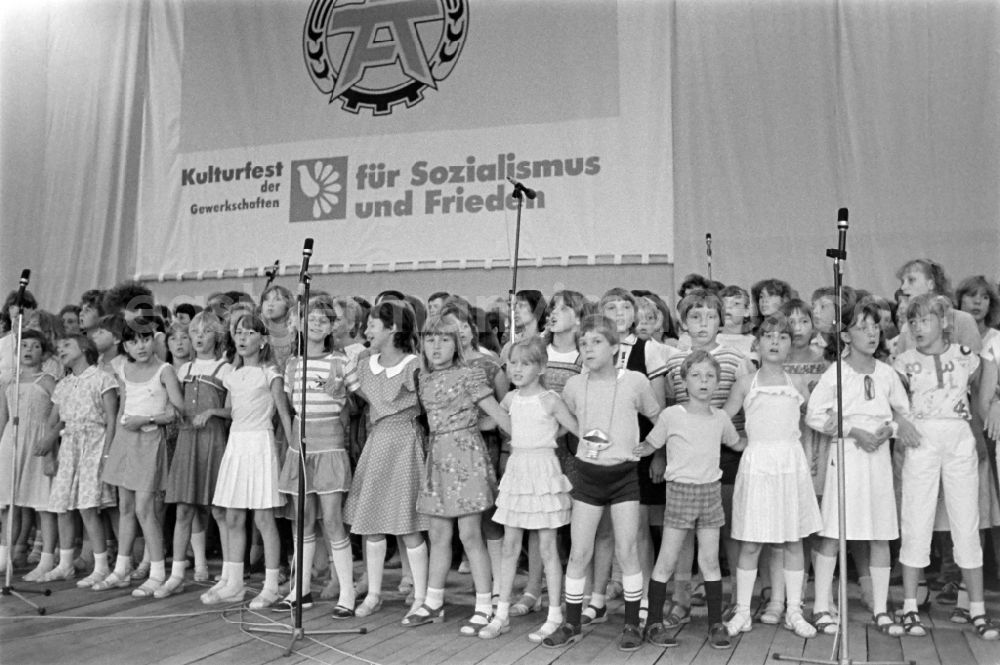 Magdeburg: 21st Workers' Festival in Magdeburg, Saxony-Anhalt in the territory of the former GDR, German Democratic Republic