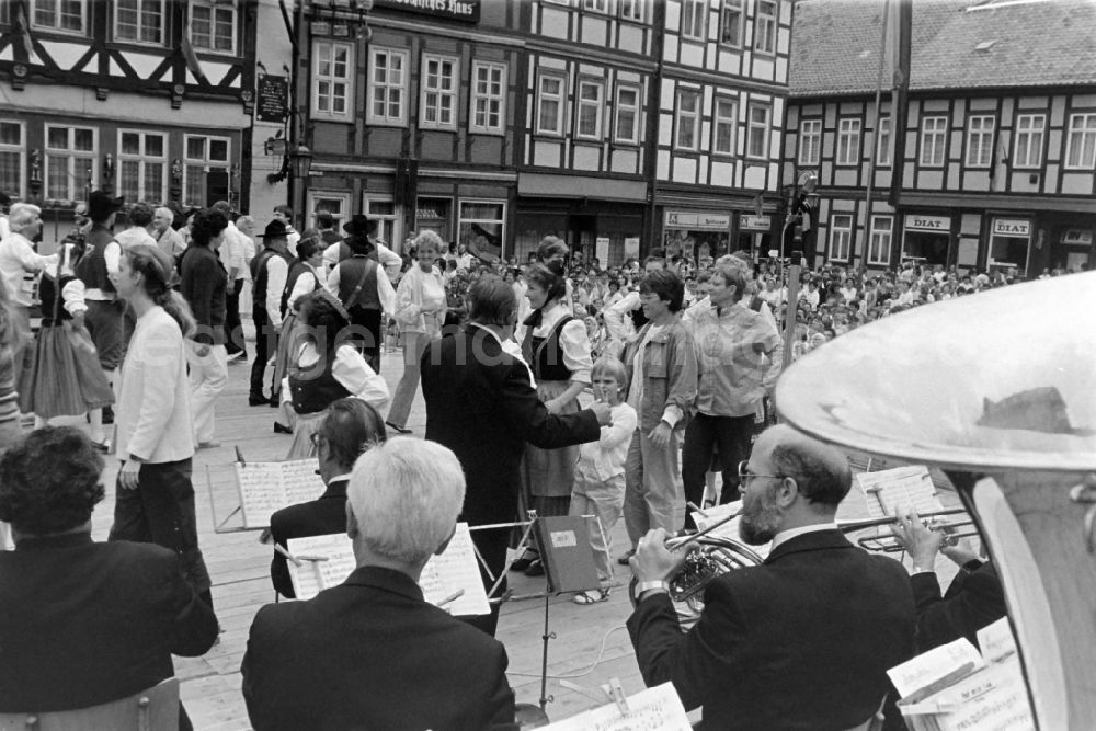 GDR photo archive: Wernigerode - Visitors at the 21st Workers' Festival in Wernigerode, Saxony-Anhalt in the territory of the former GDR, German Democratic Republic