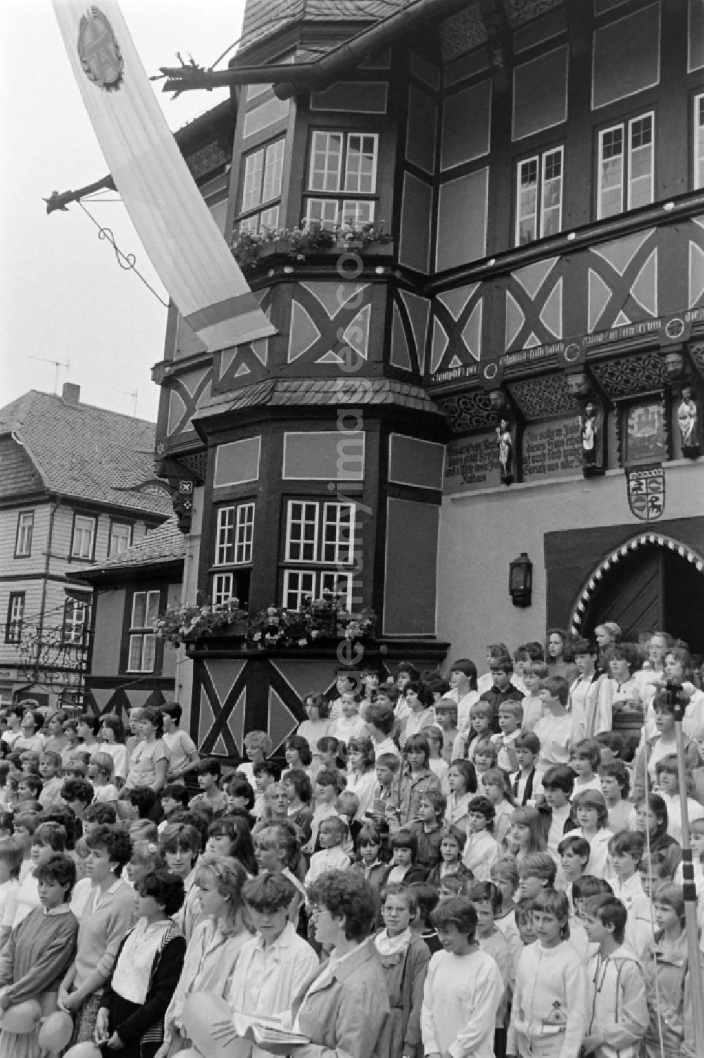 GDR picture archive: Wernigerode - Visitors at the 21st Workers' Festival in Wernigerode, Saxony-Anhalt in the territory of the former GDR, German Democratic Republic