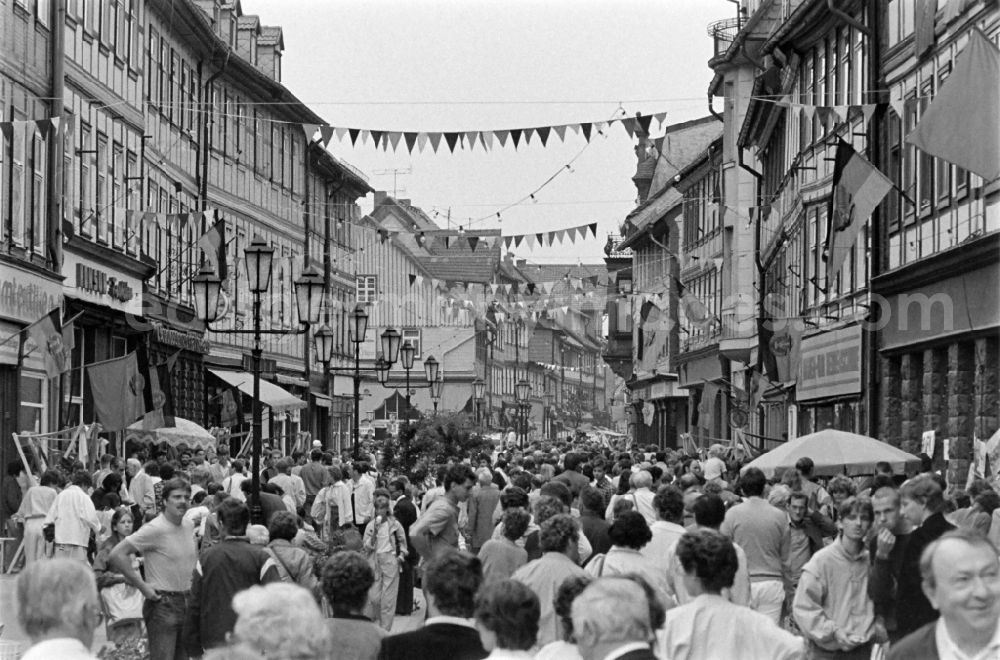 GDR image archive: Wernigerode - Visitors at the 21st Workers' Festival in Wernigerode, Saxony-Anhalt in the territory of the former GDR, German Democratic Republic