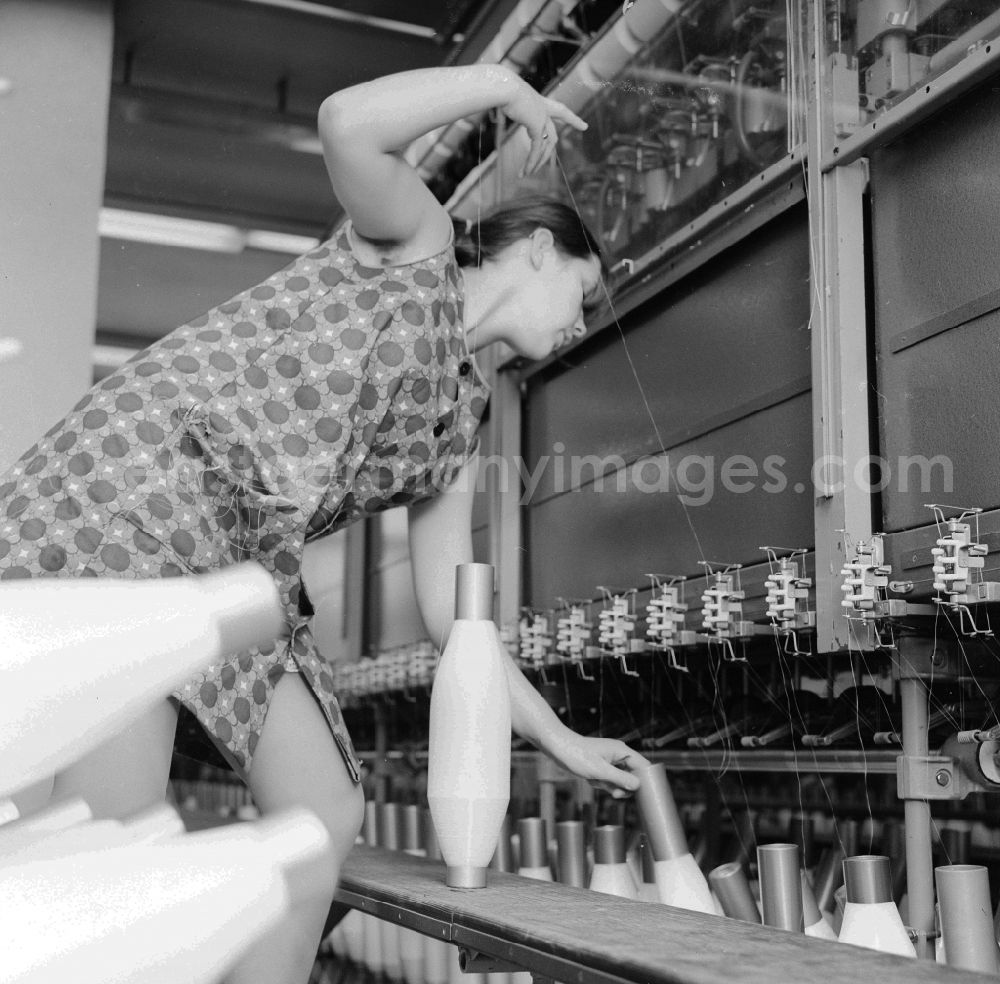 GDR image archive: Sehmatal - Worker in the thread refining work VEB Sehma, work 4 Neudorf in Sehmatal in the federal state Saxony in the area of the former GDR, German democratic republic