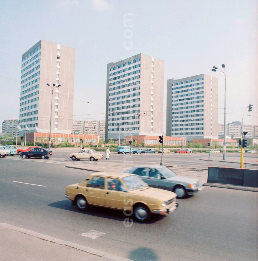GDR picture archive: Berlin - Workers' hostel at the Lenin Avenue, today Landsberger Allee, corner Ho Chi Minh road, today Weissenseer way in Berlin, the former capital of the GDR, German Democratic Republic. Today it is the Holiday Inn Hotel Berlin City East