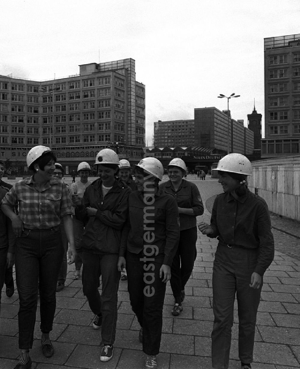 GDR image archive: Berlin - Medizinstudenten am Alexanderplatz beim Arbeitseinsatz.