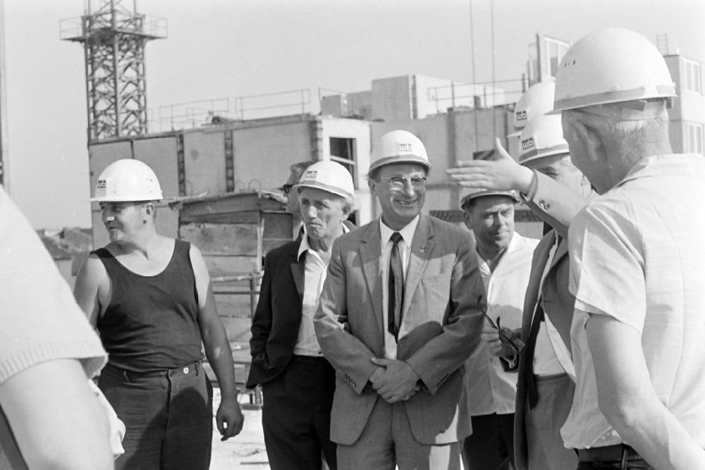 GDR photo archive: Berlin - Participants in a discussion during a working meeting with Construction Minister Wolfgang Junker and the politician Kurt Thieme and at the high-rise construction site at Leninplatz - United Nations Square in the Friedrichshain district of Berlin East Berlin on the territory of the former GDR, German Democratic Republic