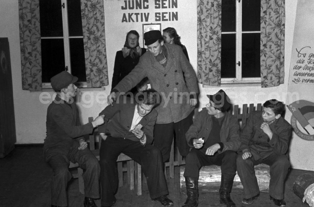 GDR image archive: Döbeln - Young farmers as participants in a discussion during a work meeting in the rooms of young FDJ members in an LPG (agricultural production cooperative) in Doebeln in the state of Saxony on the territory of the former GDR, German Democratic Republic