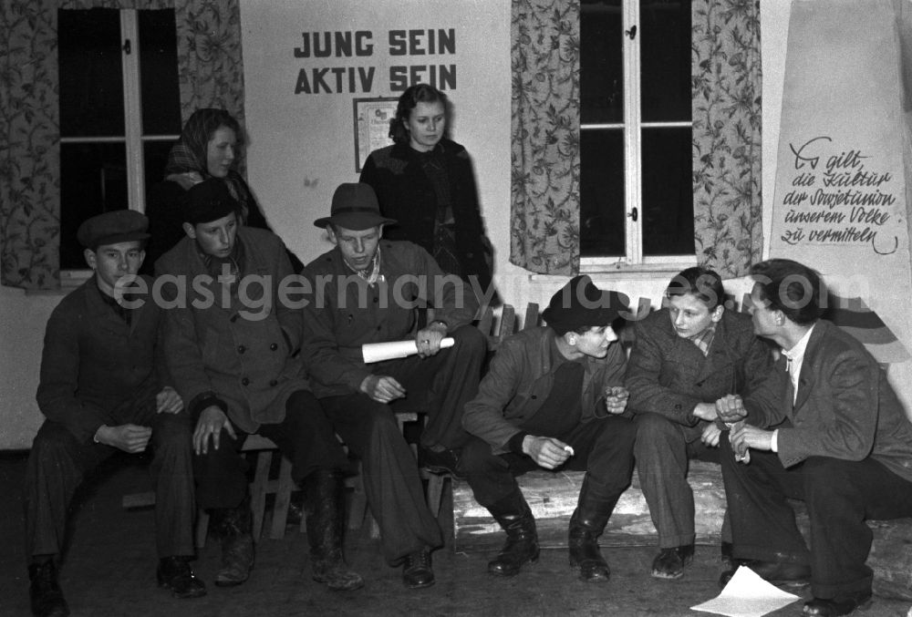 GDR picture archive: Döbeln - Young farmers as participants in a discussion during a work meeting in the rooms of young FDJ members in an LPG (agricultural production cooperative) in Doebeln in the state of Saxony on the territory of the former GDR, German Democratic Republic
