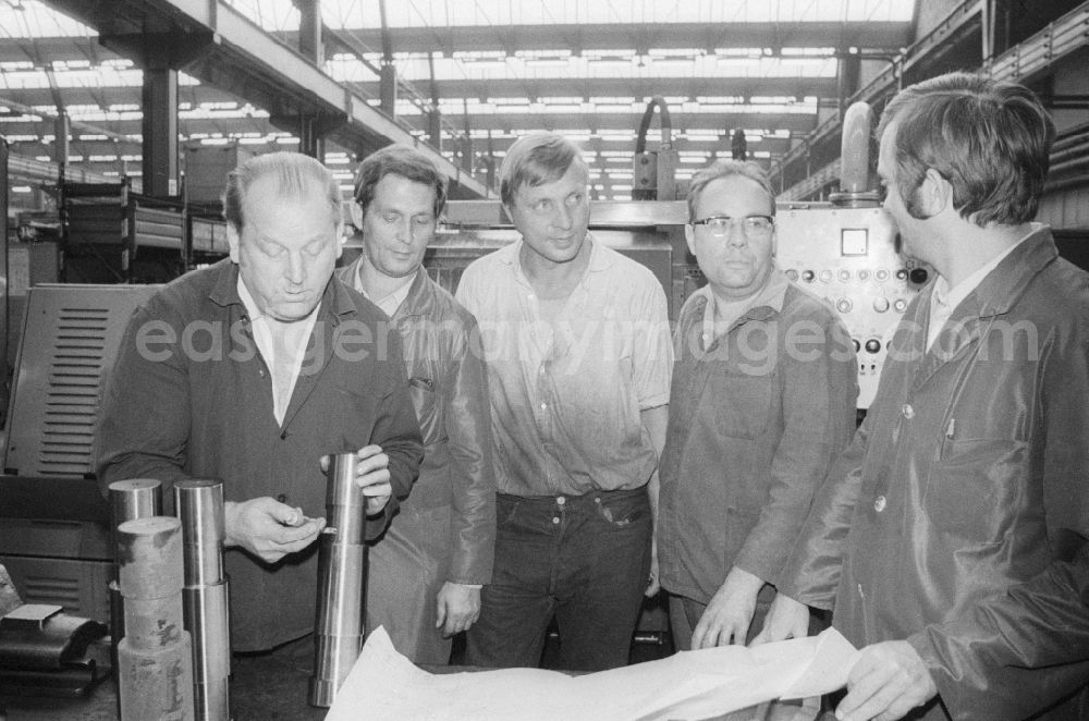 GDR photo archive: Berlin - Work meeting at VEB large lathe manufacturing '7. October in Berlin, the former capital of the GDR, the German Democratic Republic