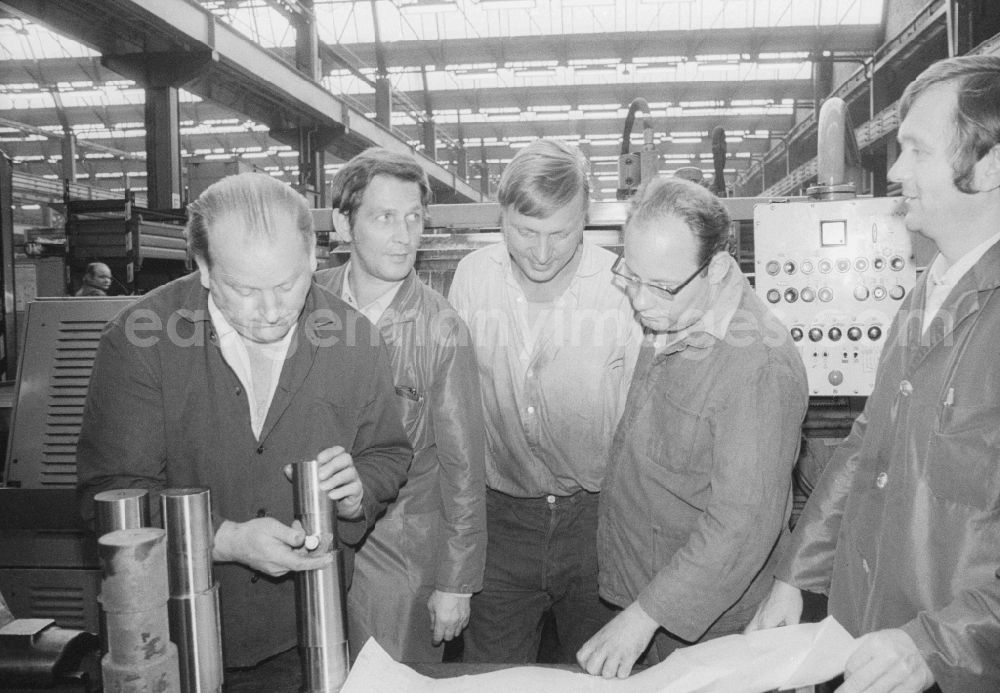 GDR picture archive: Berlin - Work meeting at VEB large lathe manufacturing '7. October in Berlin, the former capital of the GDR, the German Democratic Republic