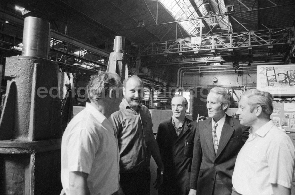 Wildau: Work meeting at VEB heavy mechanical engineering Heinrich Rau in Wildau in Brandenburg on the territory of the former GDR, German Democratic Republic. The Wildauer operating primarily produced crankshafts for marine diesel engines, bearings, machines for pipe production as well as consumer goods for the domestic market of the GDR