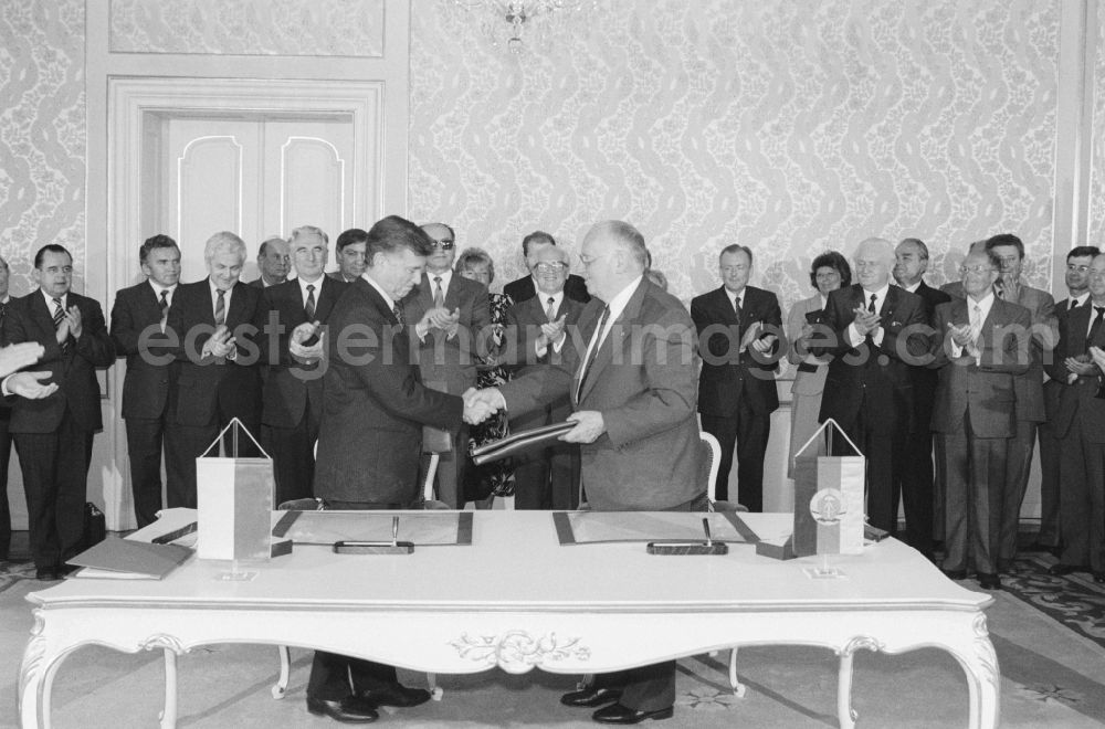 GDR picture archive: Berlin - The Polish Prime Minister General Wojciech Jaruzelski in East Berlin (GDR) with his host, the state Erich Honecker in the palace Niederschoenhausen in Berlin, the former capital of the GDR, the German Democratic Republic
