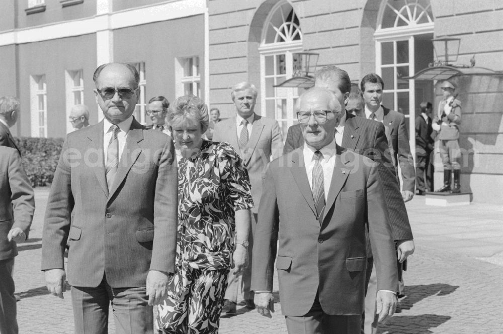 GDR image archive: Berlin - The Polish Prime Minister General Wojciech Jaruzelski in East Berlin (GDR) with his host, the state Erich Honecker in the palace Niederschoenhausen in Berlin, the former capital of the GDR, the German Democratic Republic