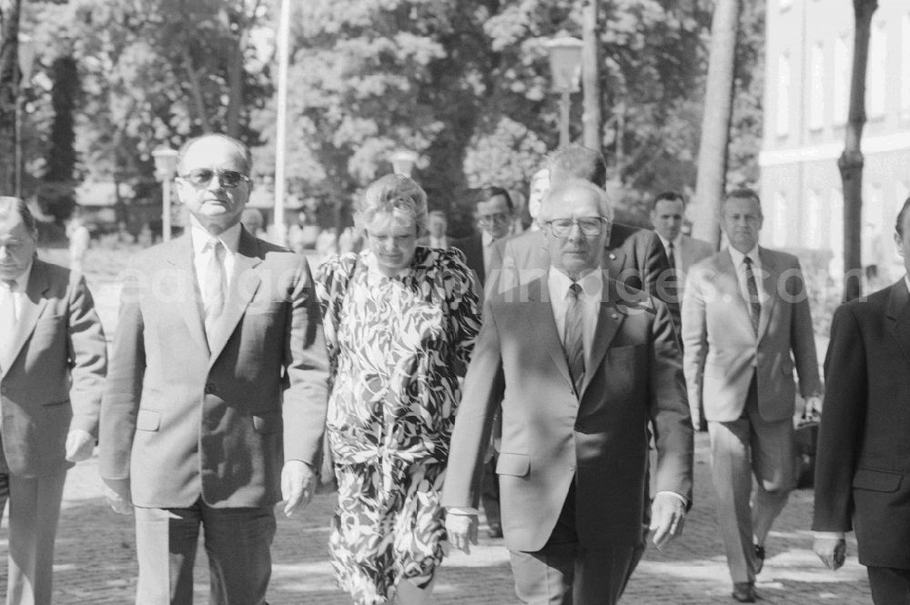 GDR photo archive: Berlin - The Polish Prime Minister General Wojciech Jaruzelski in East Berlin (GDR) with his host, the state Erich Honecker in the palace Niederschoenhausen in Berlin, the former capital of the GDR, the German Democratic Republic