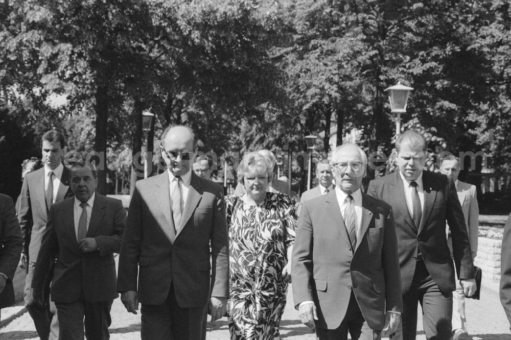 Berlin: The Polish Prime Minister General Wojciech Jaruzelski in East Berlin (GDR) with his host, the state Erich Honecker in the palace Niederschoenhausen in Berlin, the former capital of the GDR, the German Democratic Republic