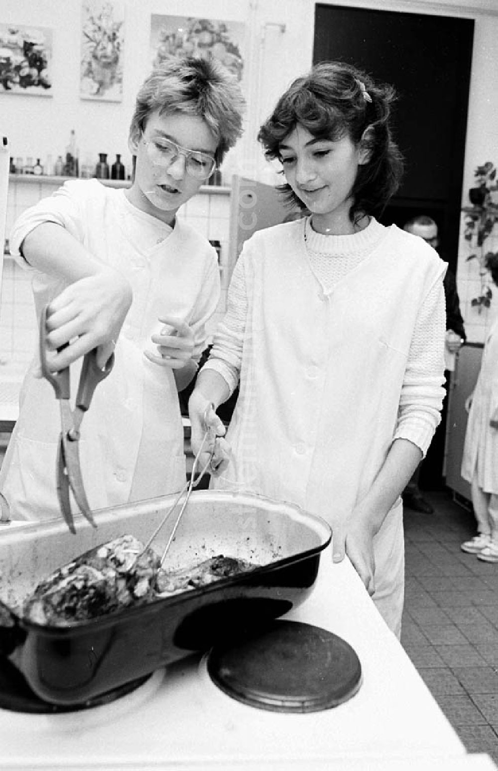 GDR image archive: Berlin - Arbeitsgemeinschaft Haushalt im Pionierpalast Ernst Thälmann in der Wuhlheide. Mädchen beim zubereiten von einem Braten.