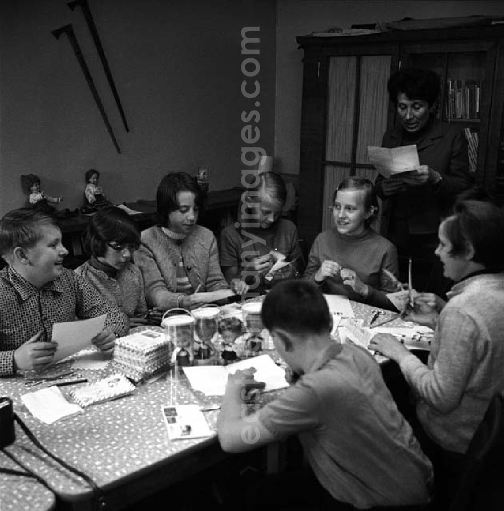 GDR image archive: Berlin - Arbeitsgemeinschaft im Pionierhaus G. Titow. Pioniergruppe und Betreuer beim Briefeschreiben.