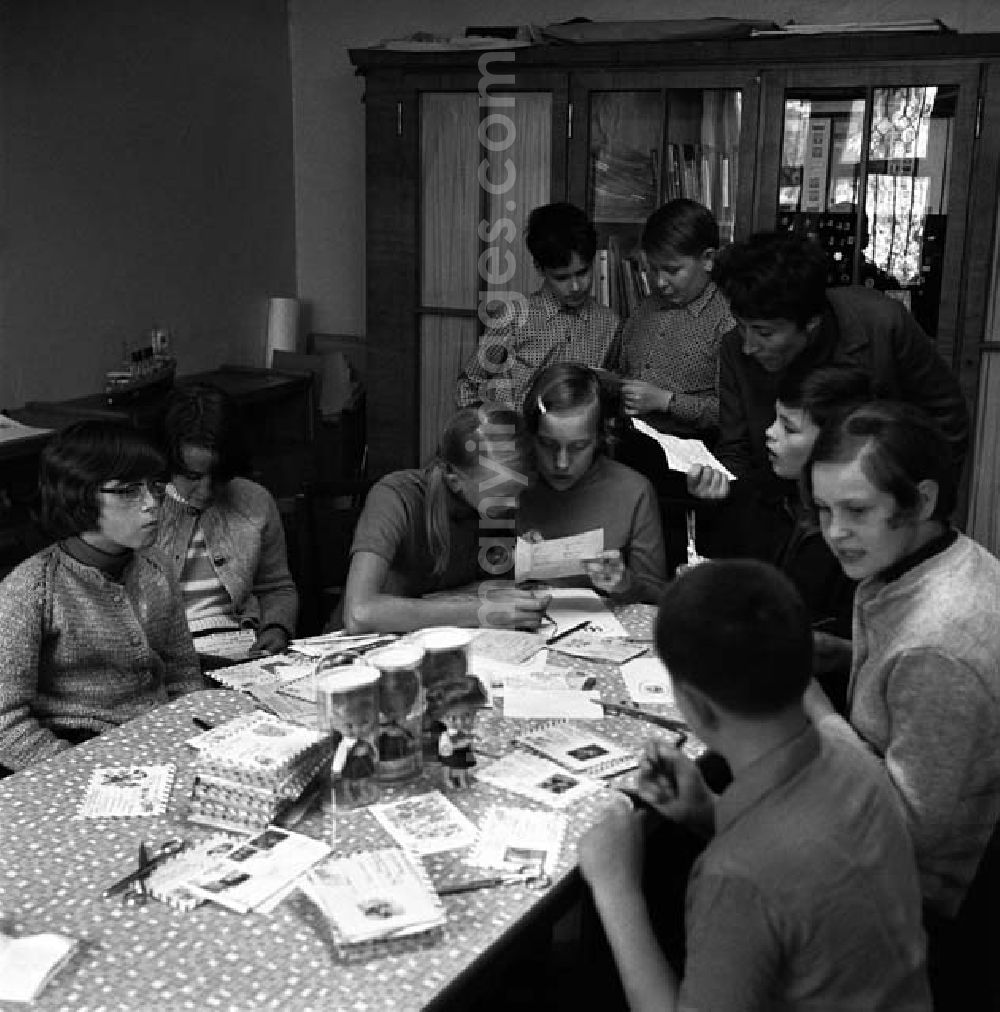 GDR photo archive: Berlin - Arbeitsgemeinschaft im Pionierhaus G. Titow. Pioniergruppe und Betreuer beim Briefeschreiben.