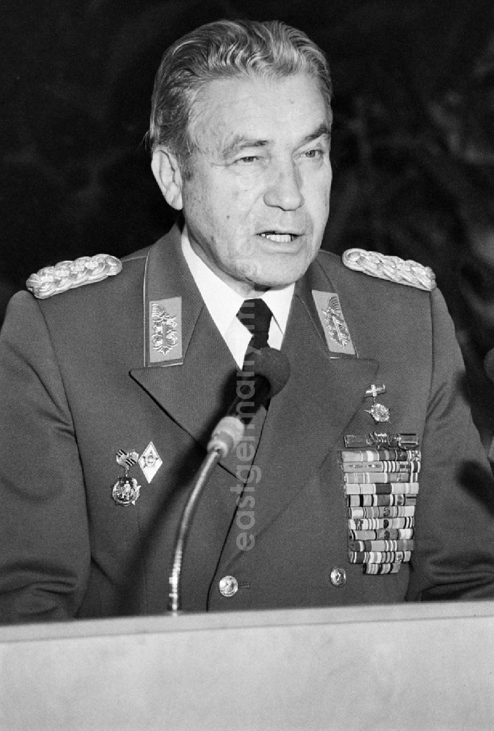 GDR picture archive: Strausberg - Army General Heinz Hoffmann during a speech at the Commanders' Meeting in the Ministry of Defence of the GDR in Strausberg in the state Brandenburg on the territory of the former GDR, German Democratic Republic