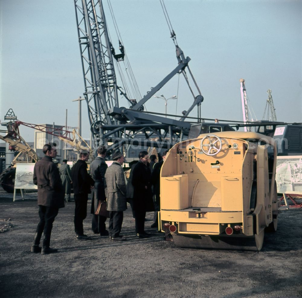 GDR photo archive: Leipzig - Asphalt roller - tandem roller on the open area of the Leipzig fair in Leipzig in the federal state Saxony in the area of the former GDR, German democratic republic