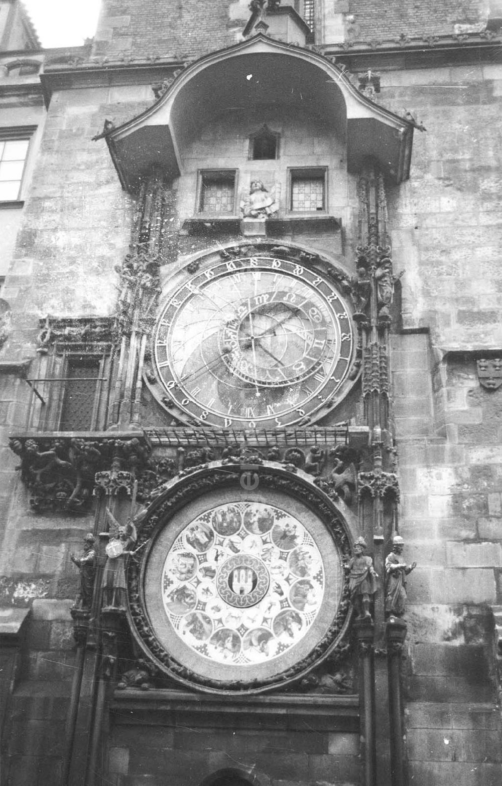 Prag: Astronomische Uhr, Prager Orloj, an der Süd-Mauer vom alten Rathaus in Prag (Praha), Hauptstadt der Tschechoslowakei CSSR (heute Tschechien). Die ältesten Teile, die mechanische Uhr sowie das astronomische Zifferblatt, stammt aus dem Jahr 141